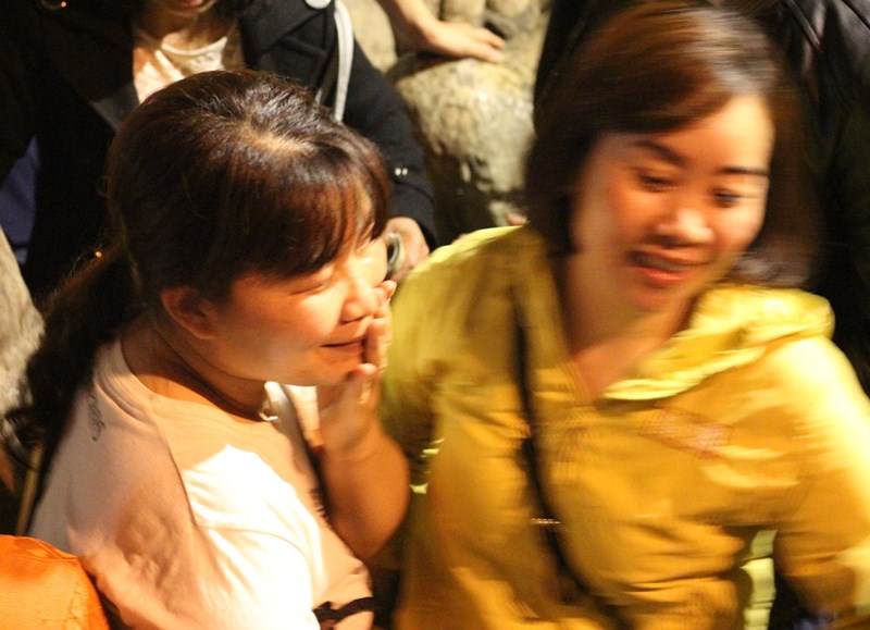 Đua nhau ngửa cổ, giơ tay hứng ‘nước thánh’ chùa Hương